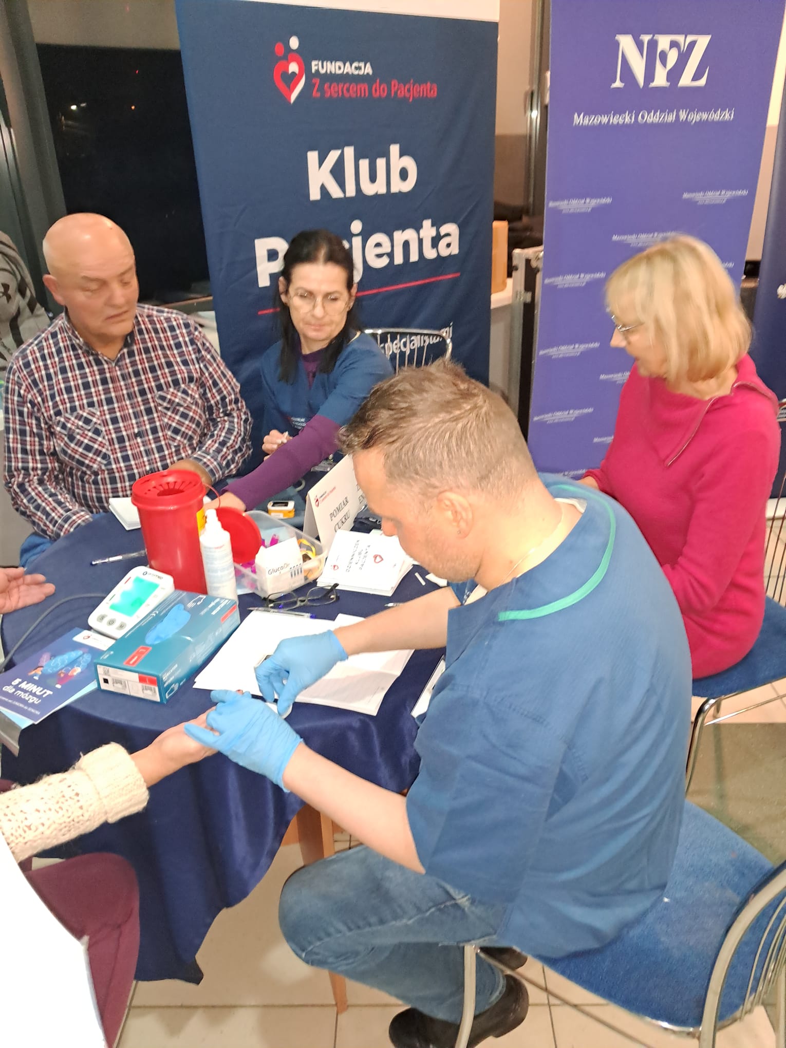 W środę 4 grudnia 2024, w Karczewie przy ul. Widok 2 odbyło się wyjątkowe spotkanie zorganizowane przez Fundacja „Z sercem do Pacjenta” w ramach Klubu Pacjenta, które zgromadziło licznych uczestników zainteresowanych profilaktyką i ochroną zdrowia.